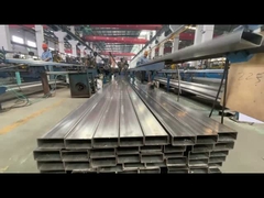 عملية فرز وتعبئة في ورشة عمل لخطوط الأنابيب المربعة والدورية من الفولاذ المقاوم للصدأ