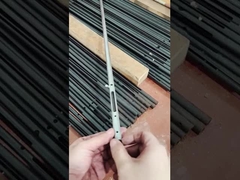 رجل يعرض مكون صغير مصنوع من أنابيب الفولاذ الكربوني